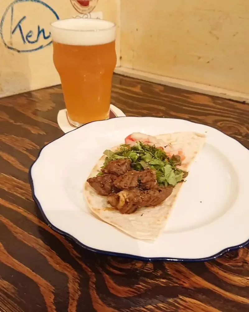 枚方・Beer House Hobbitで新作「カルネ・アサーダ」とバカラガーを提供