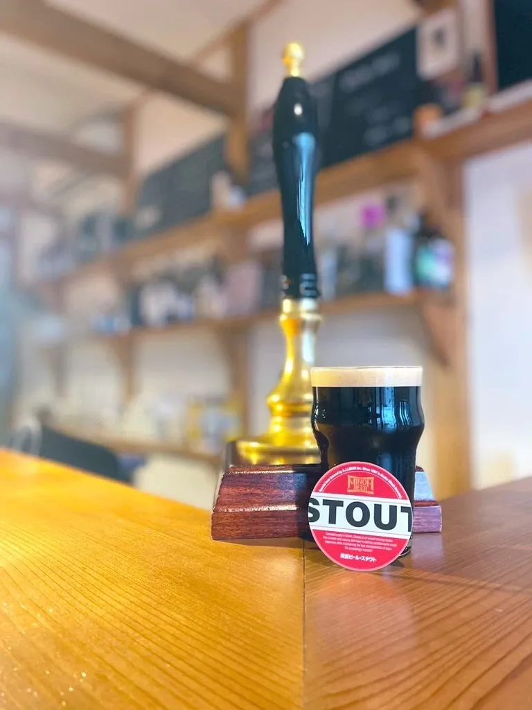 亀戸のGRANDPA FISH & CHIPSで箕面ビール『The 黒』を案内