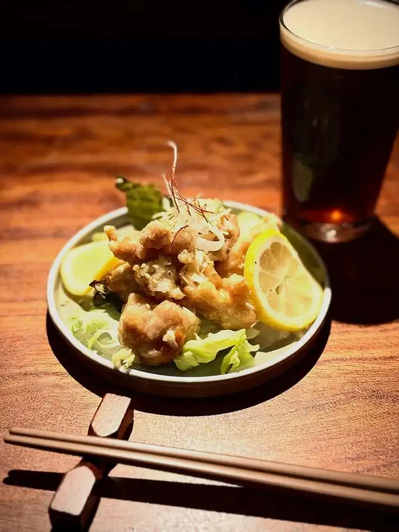 エニブリュで箕面ビールのリアルエール提供　ハンドポンプで注ぐ一杯