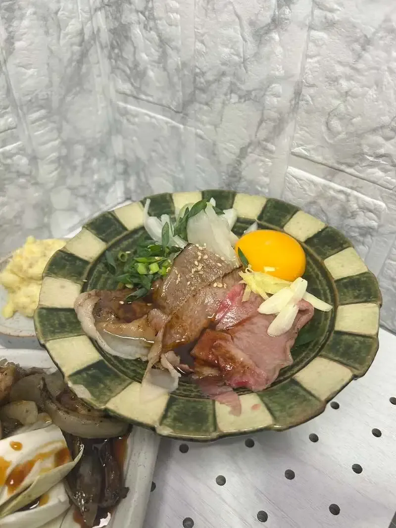 徳島駅前のT.S.Breweryよい鳥、阿波牛ユッケ仕立てと5種の自家製クラフトビール