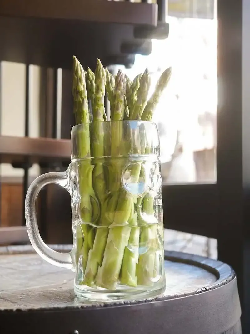 ビアパブイシイのInstagram投稿で「アスパラガス…」写真を公開