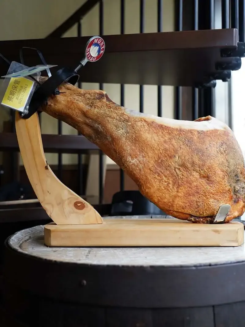 ビアパブイシイで生ハム2年熟成が提供開始、タップ7種も案内