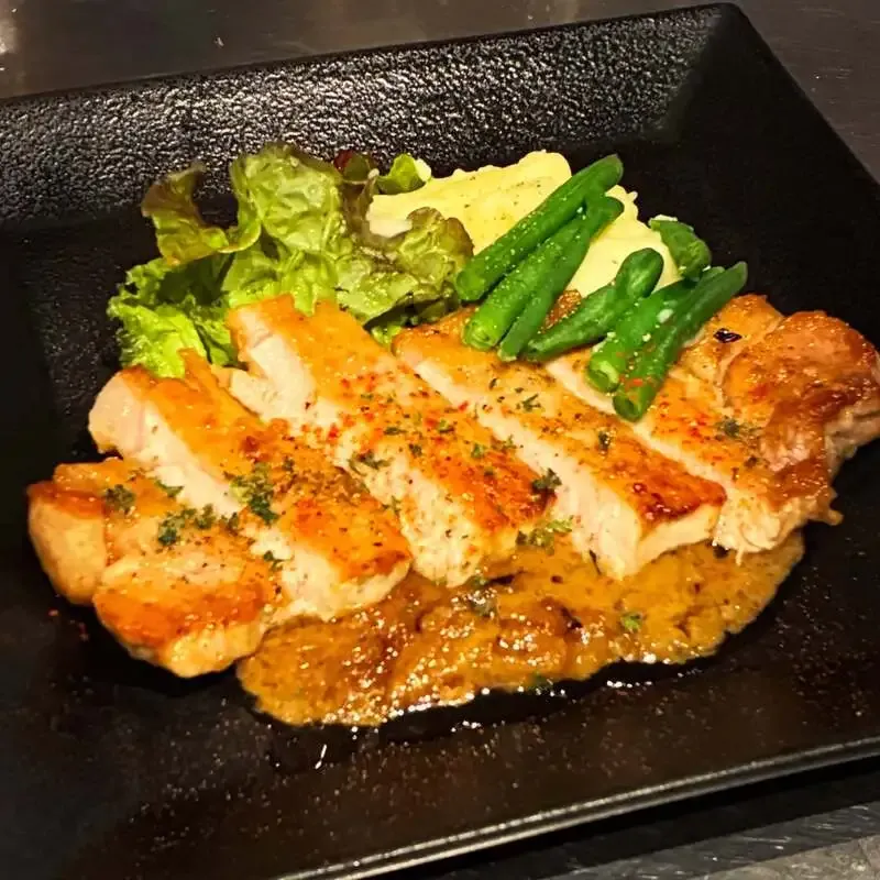 Brasserie SOMAに「るこつのアメリカンベルゴ」登場、ポークソテーも案内