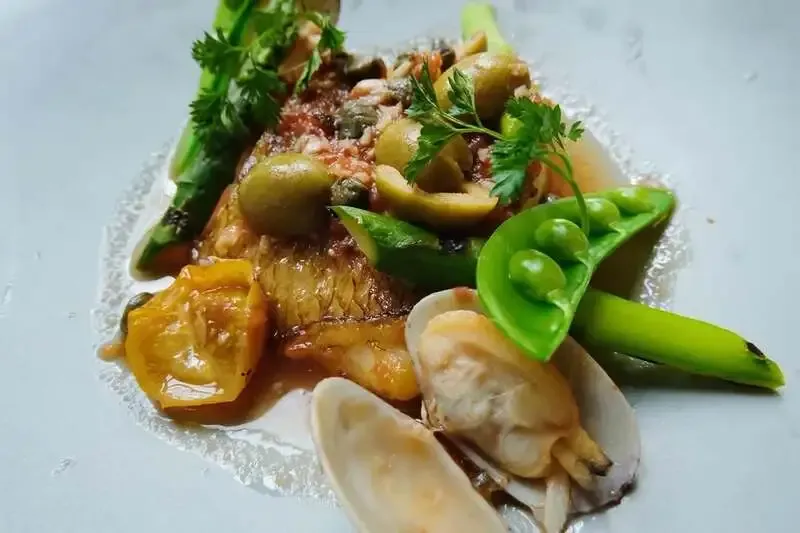 MOKICHI KAMAKURA、春メニューで鯛のブレゼ アクアパッツァ風を紹介