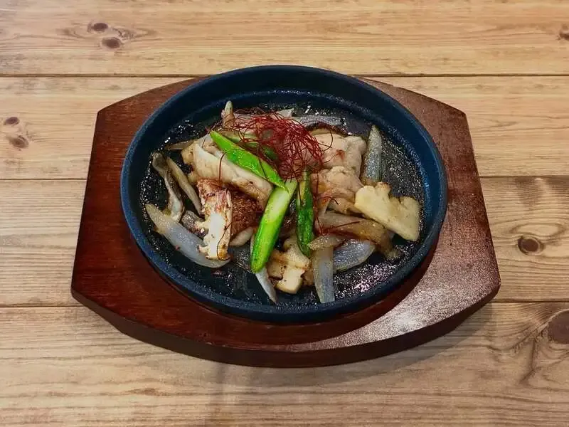 横浜ベイブルーイング 横浜フロント店、4月7日の日替わりに柚子チキン鉄板焼き