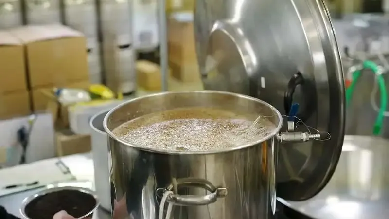 美作ビアワークス、真庭・新庄村産カスケードで“ドライな黒”を仕込み