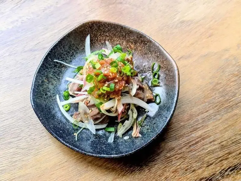 横浜ベイブルーイング横浜フロント店、4月2日に砂肝の梅肉和え復活と葡萄牛ローストビーフを案内