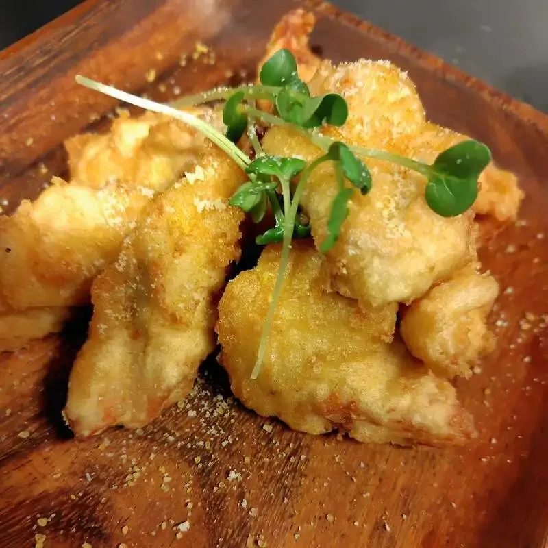 Fleisch König highlights Shimanto chicken tempura, pairing it with Yamamoto Bakushu’s Hakugei and Dangan