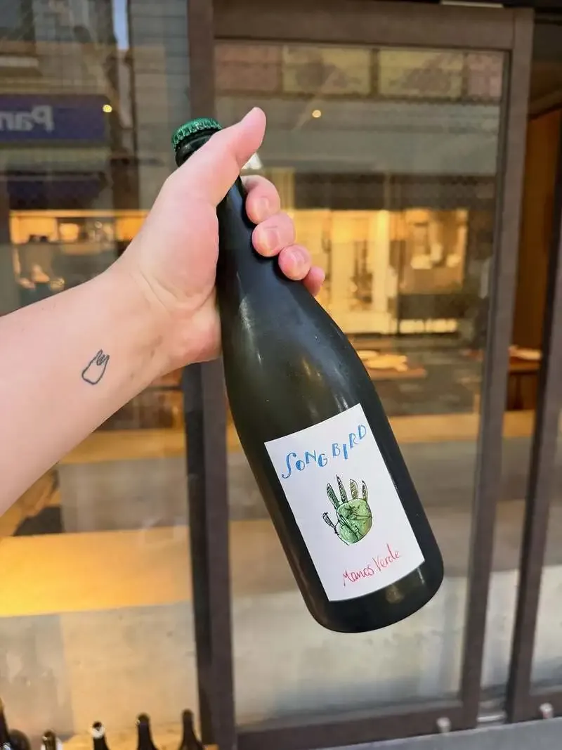 SENNE in Hatagaya Pours SONGBIRD BEER’s Manos Verde by the Glass