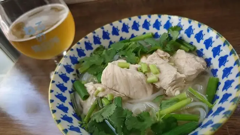 梅ヶ丘のクラフトビール店「ねこの集会所」で新作かつお出汁のチキンフォーを案内