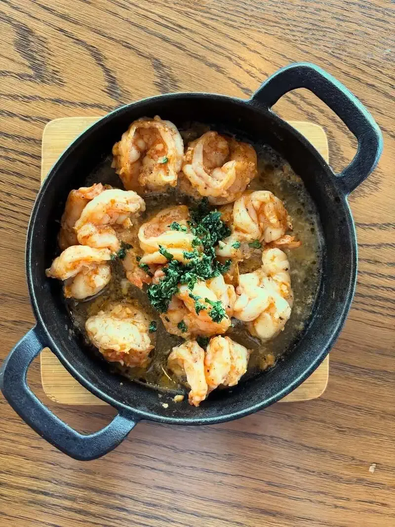 REVO BREWINGで新メニュー「ガーリックシュリンプ」を紹介