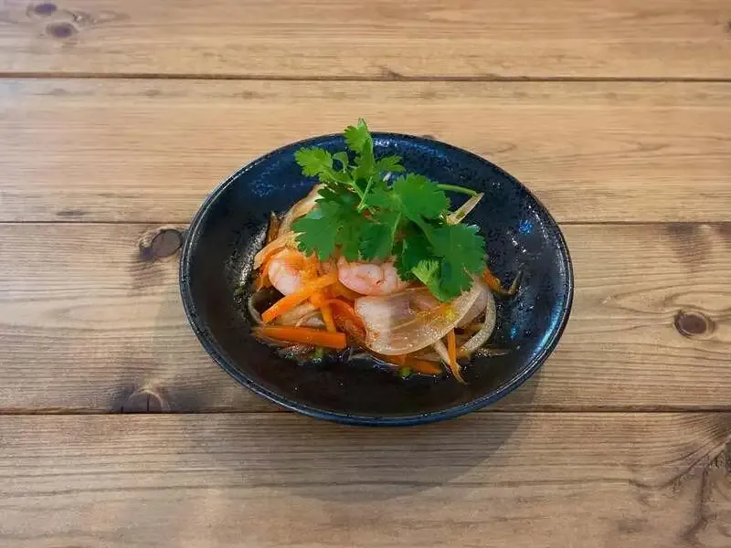 横浜フロント店、3月17日はエビパクチーサラダとチリビーンズ提供