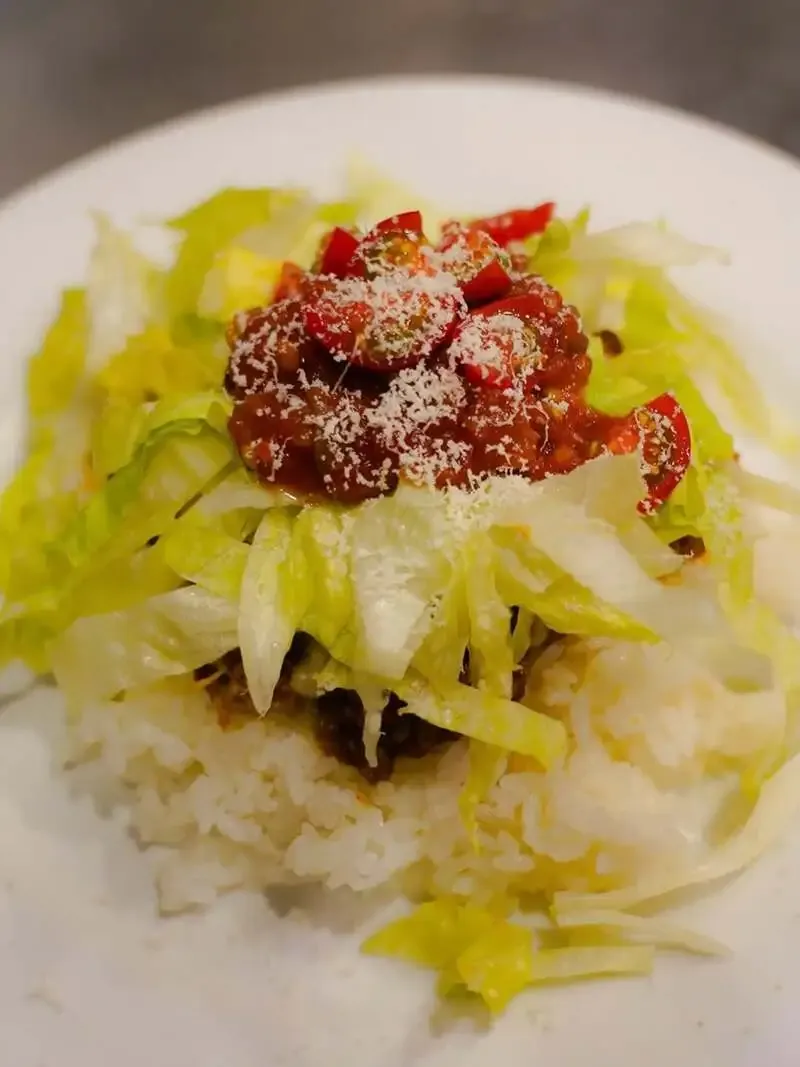 千駄木・ビアパブイシイで「タコライス」投稿、食事需要に応える一皿