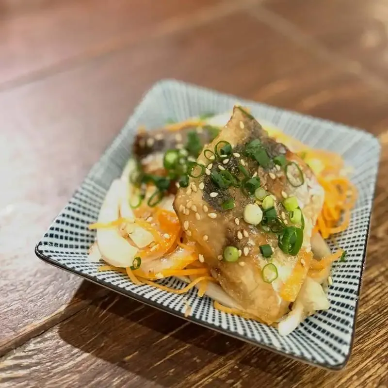 横浜ベイブルーイング関内本店、14種の自社ビールと南蛮漬けを案内