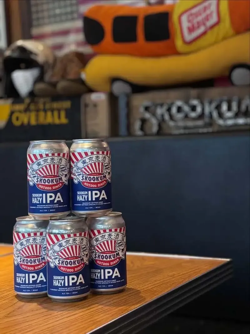 SKOOKUM HOTDOG DINERでオリジナルクラフトビール「HAZY IPA」提供開始