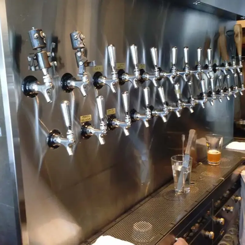 大阪・YELLOW APE CRAFTで5樽開栓　ヴァイツェンやゴーゼが並ぶ