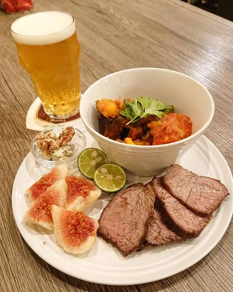 Beer House Hobbitでラタトゥイユとローストビーフのプレートを提供