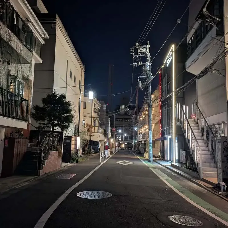 Daikanyama Beer Pub Bibibi. Spotlights a Quiet Night on Castle Street