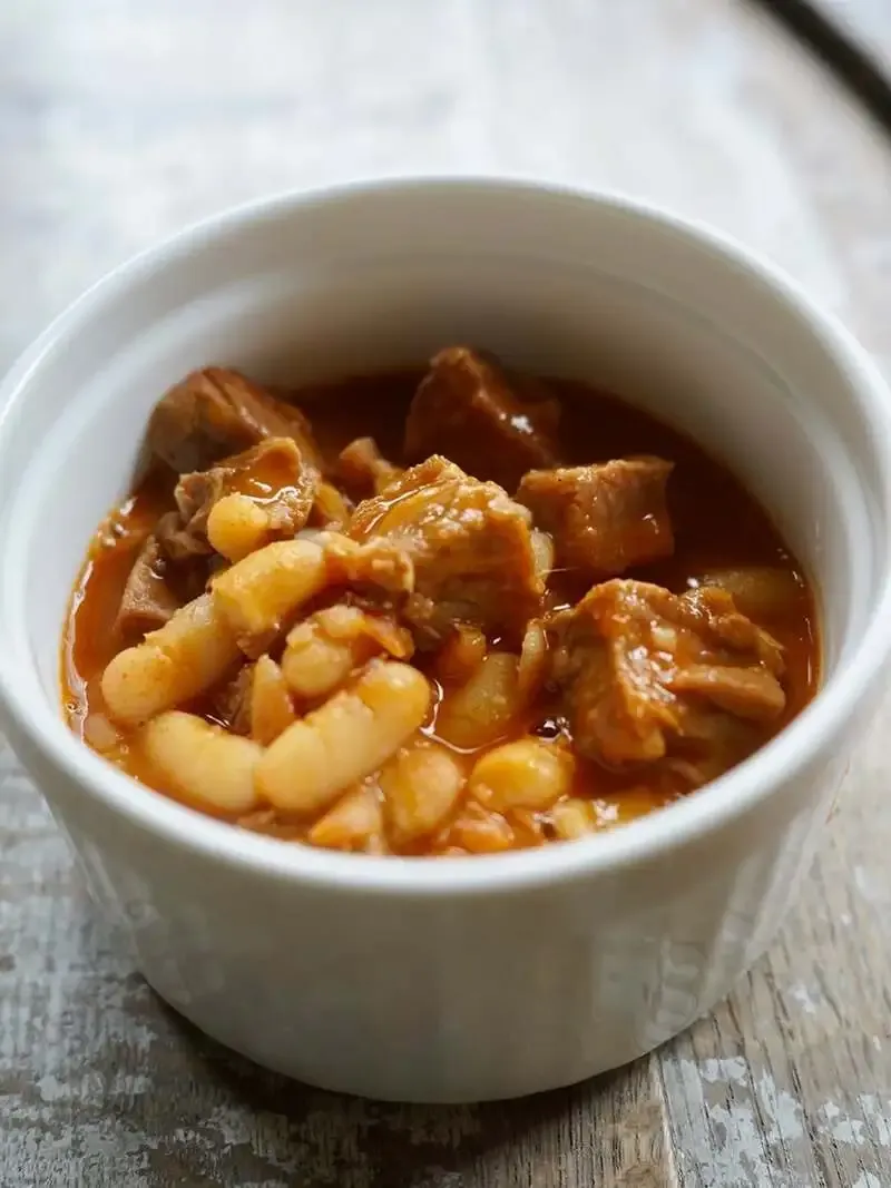 ビアパブイシイで仔羊と白インゲンのスパイス煮込みを提供