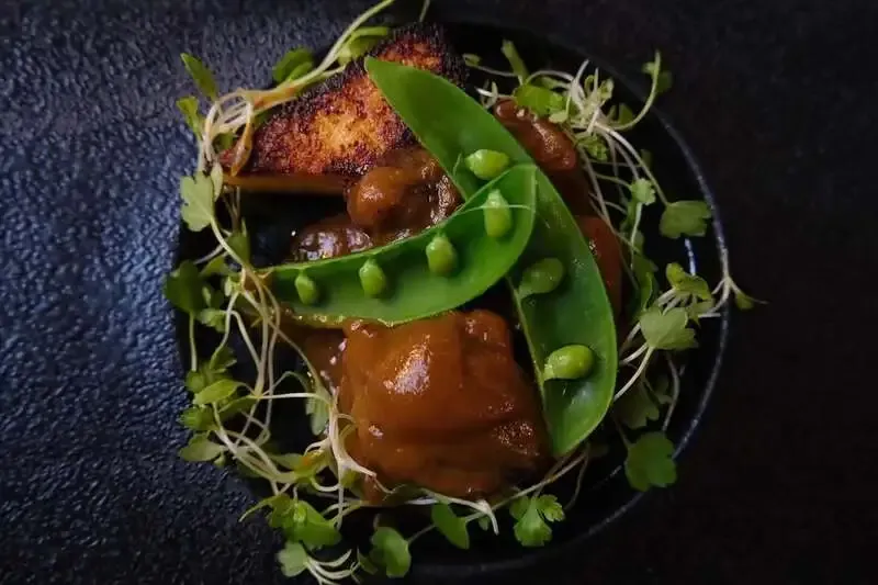 MOKICHI KAMAKURAで牛スネ肉カルボナード、湘南ビール「シュバルツ」推奨