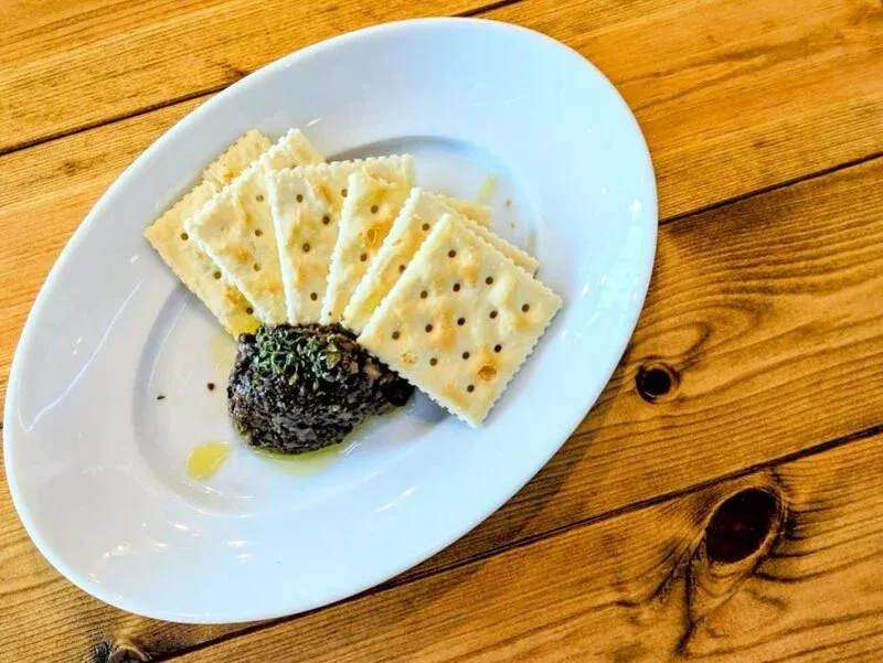 横浜ベイブルーイング横浜フロント店、4月5日は黒オリーブのペーストを提案