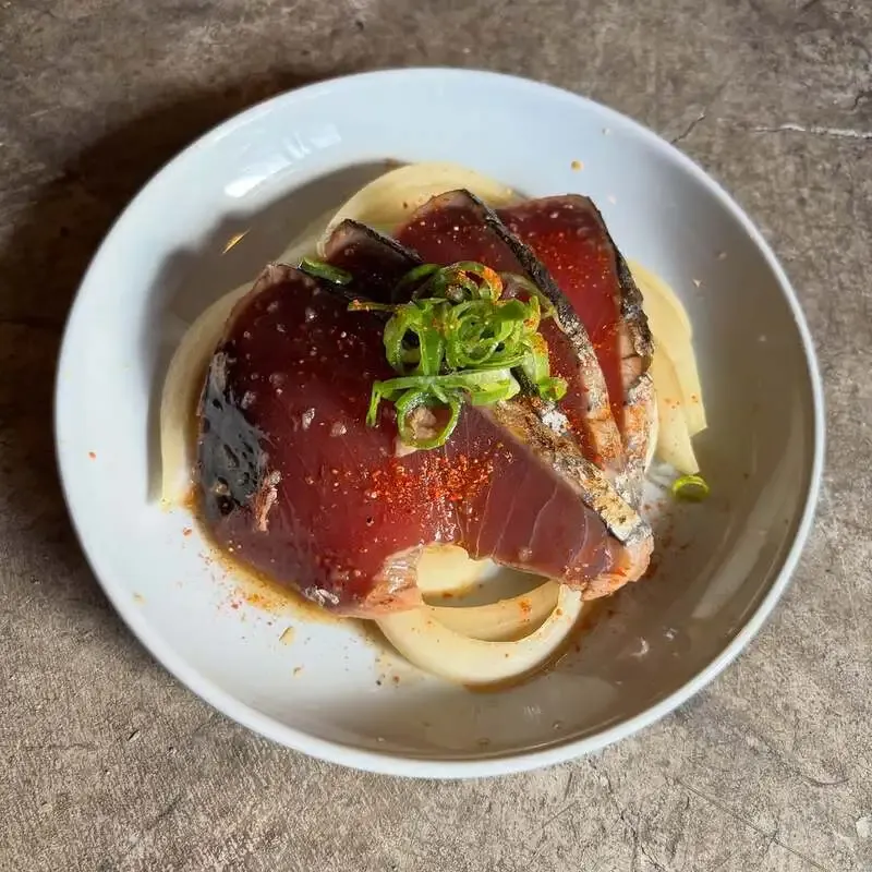 ノベルクラフトブルーイング、17:30開店を告知　カツオ叩きの七味ポン酢漬けを案内