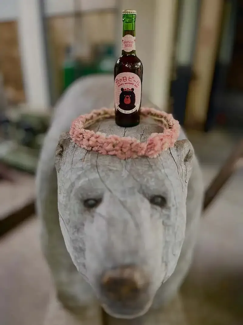 湘南ビールの蔵元直売所地下室で母の日ビール（アルト）を紹介