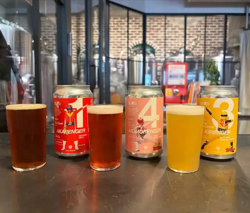 DD4D BREWING & CLOTHING STOREにゴレンジャーコラボ3種、赤・桃・黄の缶が並ぶ