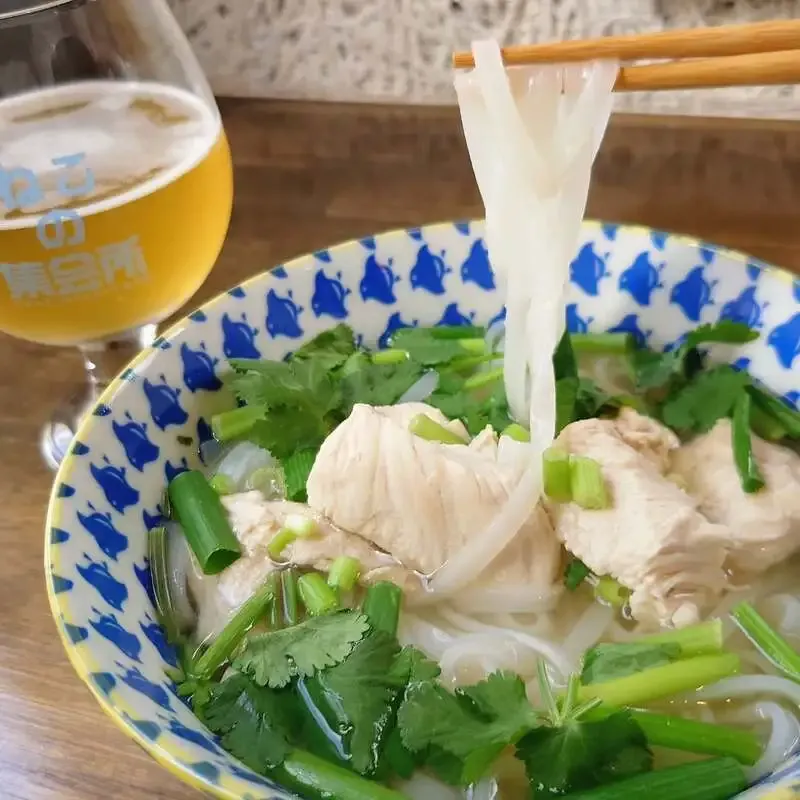 梅ヶ丘「ねこの集会所」でかつお出汁のチキンフォーが好評、クラフトビールと合わせる一皿