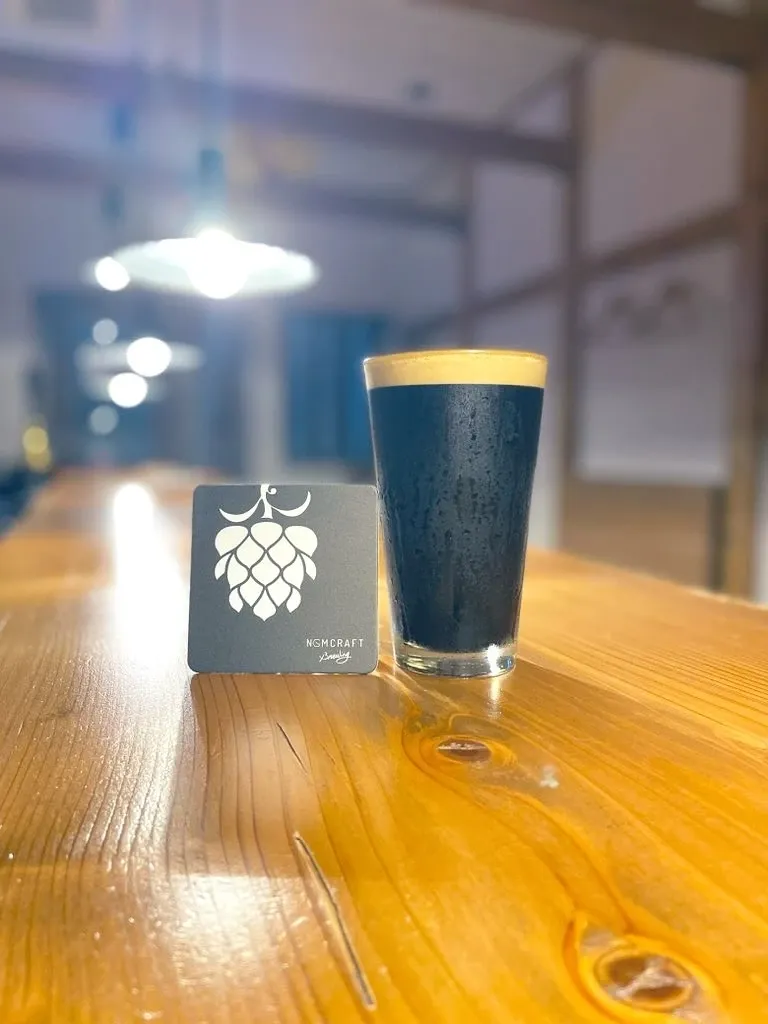 亀戸のGRANDPA FISH & CHIPSが店内のビールタップを紹介