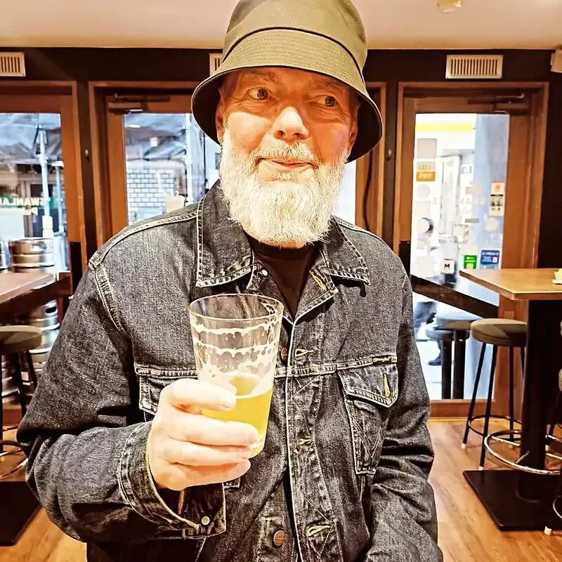 スワンレイクパブエド田町店、GW休業案内と樽生12種を掲出