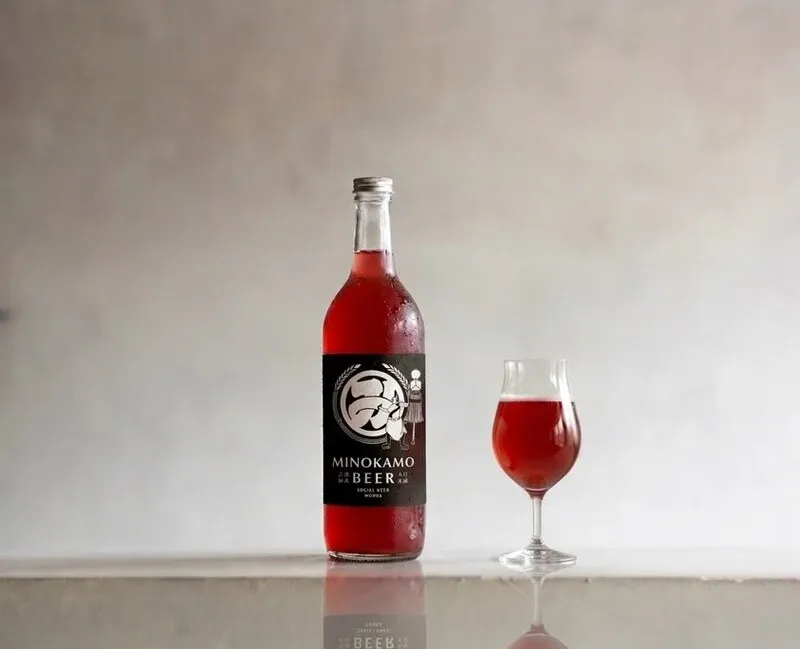 美濃加茂ビールが+Kombuchaとコラボ、アルコール版『紅天狗』を同時販売