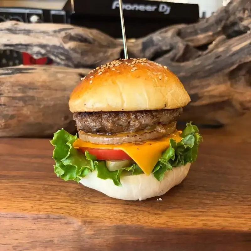 Novel Craft ノベルクラフトで自家製バンズのバーガー復活、8タップ開栓