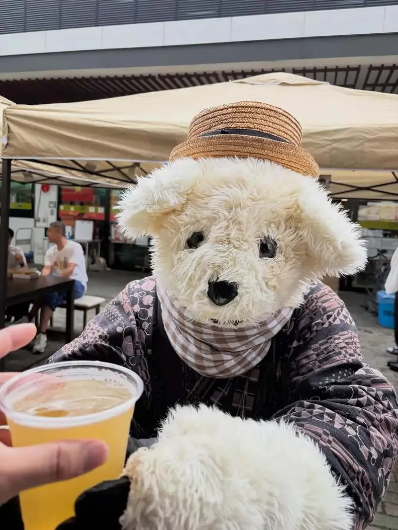 宮崎・BEER MARKET BASEに“わんこ”登場、ビール片手の一枚を公開