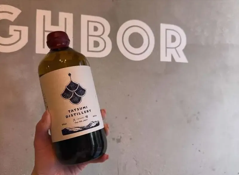 NEIGHBORで八ヶ岳ブルワリーの桃ヴァイツェンとASOBI BEERの黒ビール