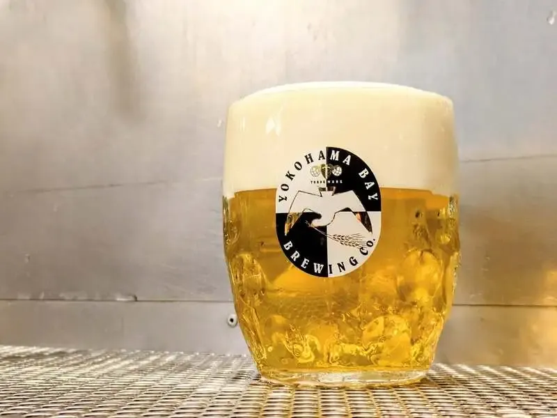 横浜ベイブルーイング横浜フロント店でWBC2025金賞ベイピルスナー開栓