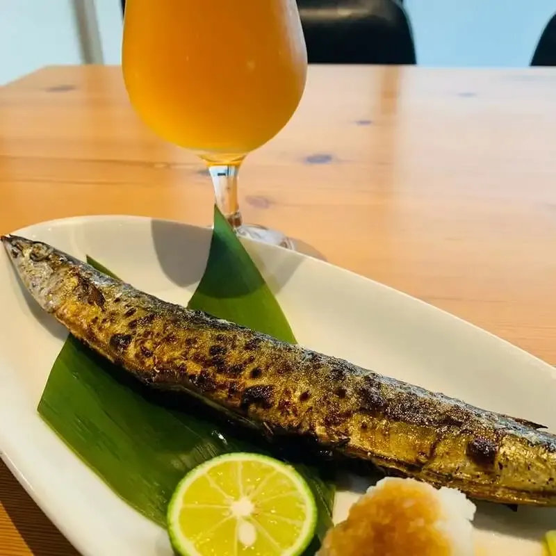 さかづきブルーイングが炭火で秋刀魚を焼くコラボ企画を紹介