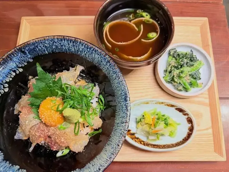 T.S.Brewery・焼鳥酒蔵 よい鳥、黒鯛のごまだれ料理と自家製ビールが好相性