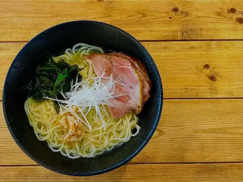 横浜ベイブルーイング横浜フロント店、週末は帆立出汁の塩ラーメンと24タップ