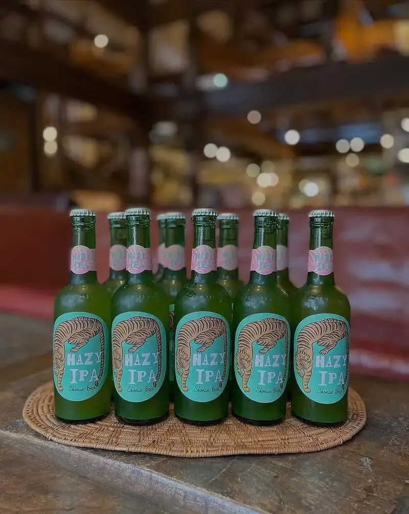 湘南ビールの蔵元直売所地下室でHazy IPA「Sticky Fingaz」を案内