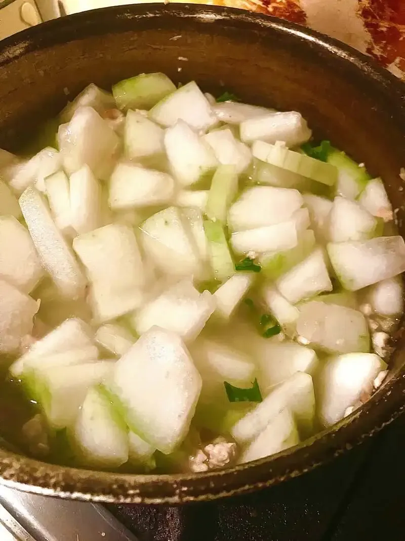 Keisei Koiwa Craft Hotel Prepares Winter Melon Appetizer with Chicken Oil