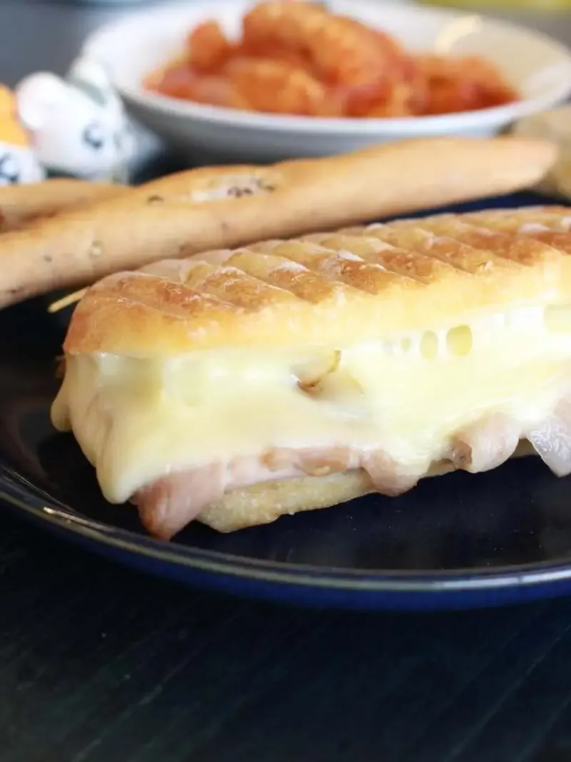 ルルルなビール、ハチロコとの期間限定コラボで2種のメニューを提供