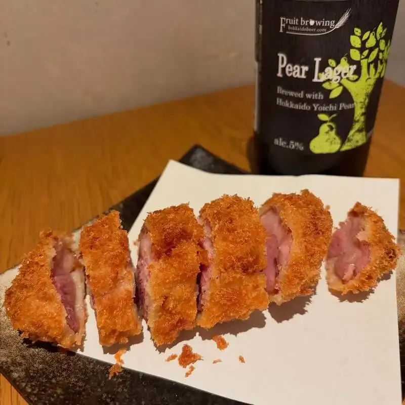 麦ばるがマグロ価格据え置きを告知、クラフトビールと楽しむ一皿
