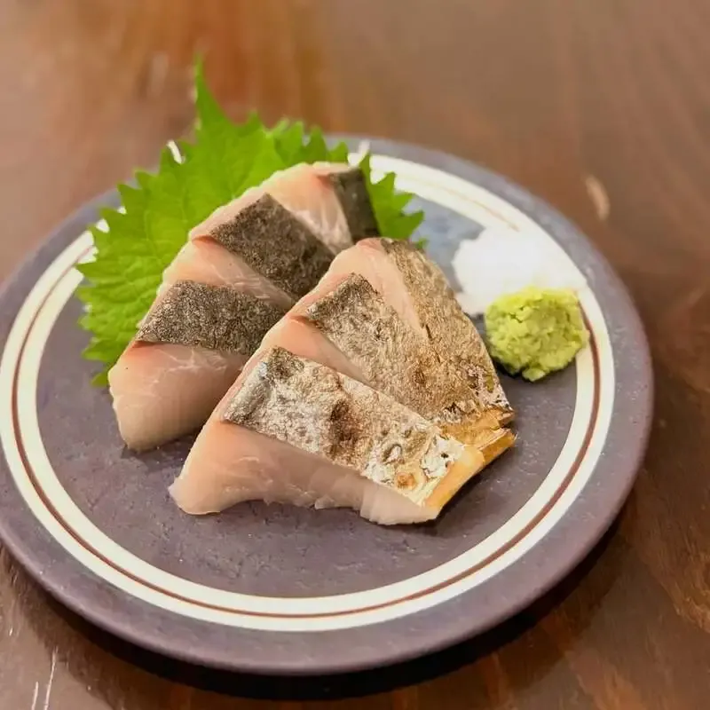 横浜ベイブルーイング関内本店、サワラと金目鯛を案内 14タップの定番ビールを提供