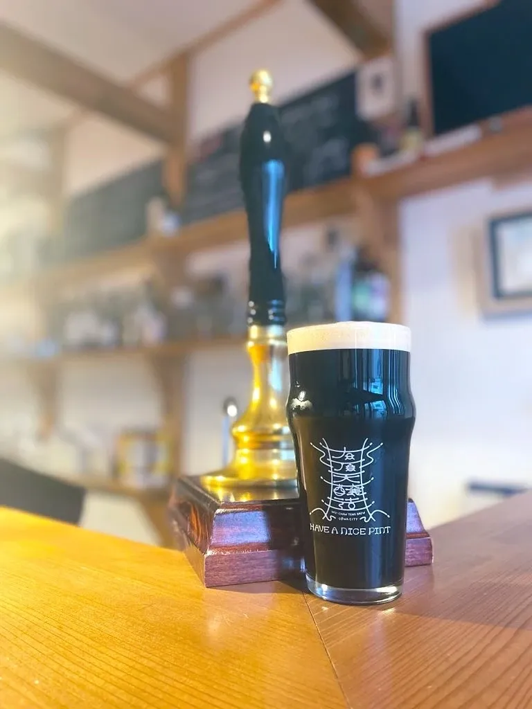 At GRANDPA FISH & CHIPS in Kameido, Uchoten Brewing's "Jazz" is tapped, with guest beers lined up on 5TAP