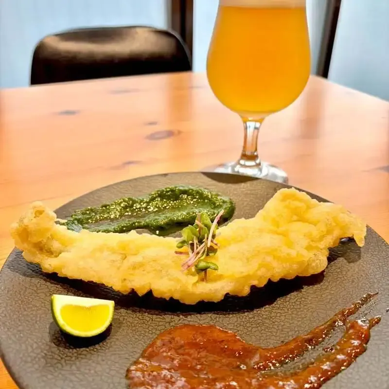さかづきブルーイングが「水沢15 UDON ALE」を開栓、穴子天ぷらとのペアリングを提案
