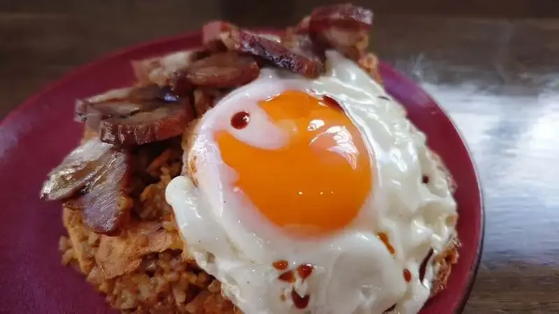 梅ヶ丘の「ねこの集会所」でチャーシューエッグ炒飯を紹介　6タップのクラフトビールも