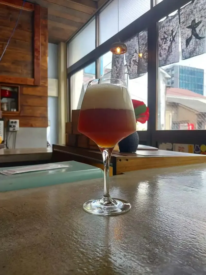 熊本・大橋電気店で麦雑穀工房の「彩:イロドリセゾン ダークシトラス」開栓