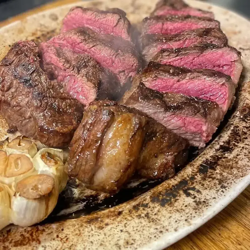 フライシュ ケーニッヒが肉の日投稿、厚みのあるステーキと山本麦酒を案内