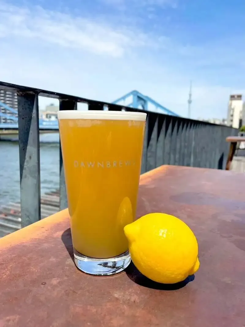 ドーンブリューズが看板犬「くう君」モチーフの第4弾ホワイトビールを完成